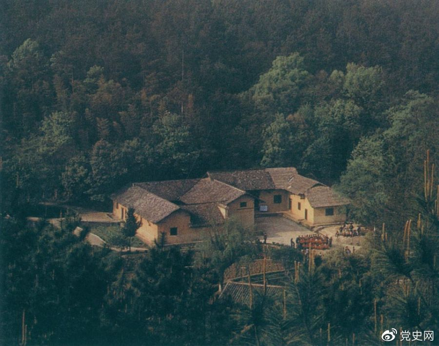 毛澤東故居——湖南省湘潭縣韶山?jīng)_上屋場(chǎng)。1893年12月26日，毛澤東在這里誕生。